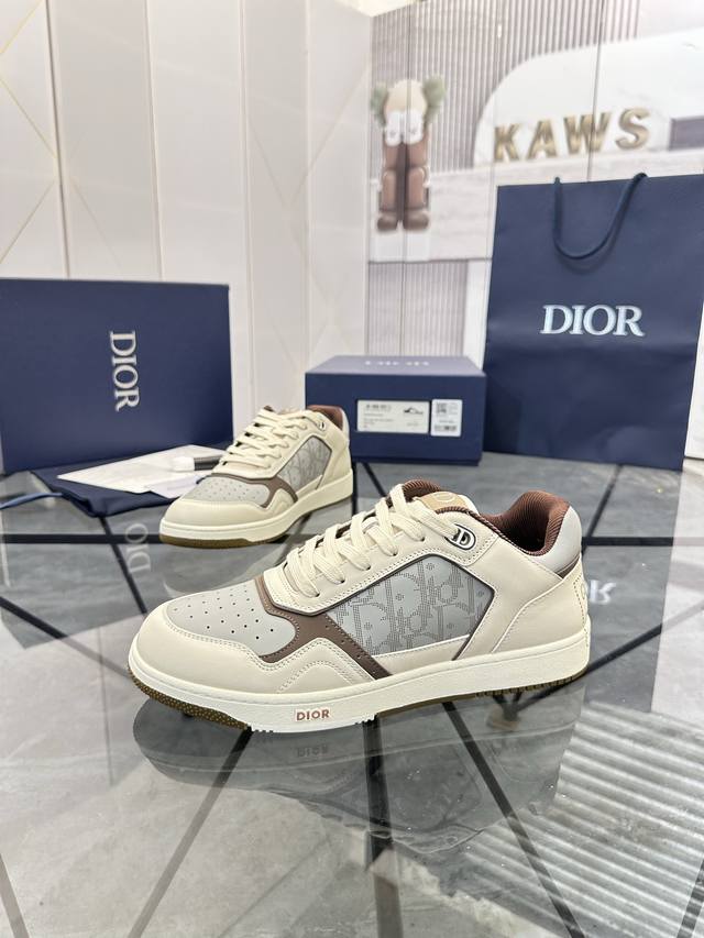 售 价: 商品商标： Dior * 迪奥* B27低帮休闲鞋 正码码数: 38-45 45.46订做 商品材料：鞋面进口头层牛皮，水染牛皮内里，原版大底。