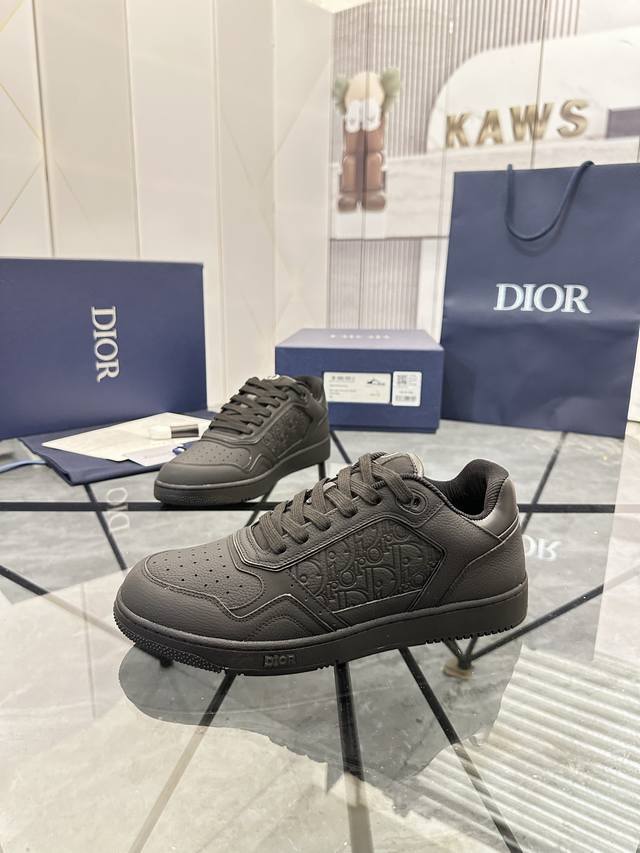 售 价: 商品商标： Dior * 迪奥* B27低帮休闲鞋 正码码数: 38-45 45.46订做 商品材料：鞋面进口头层压花牛皮，水染牛皮内里，原版大底。