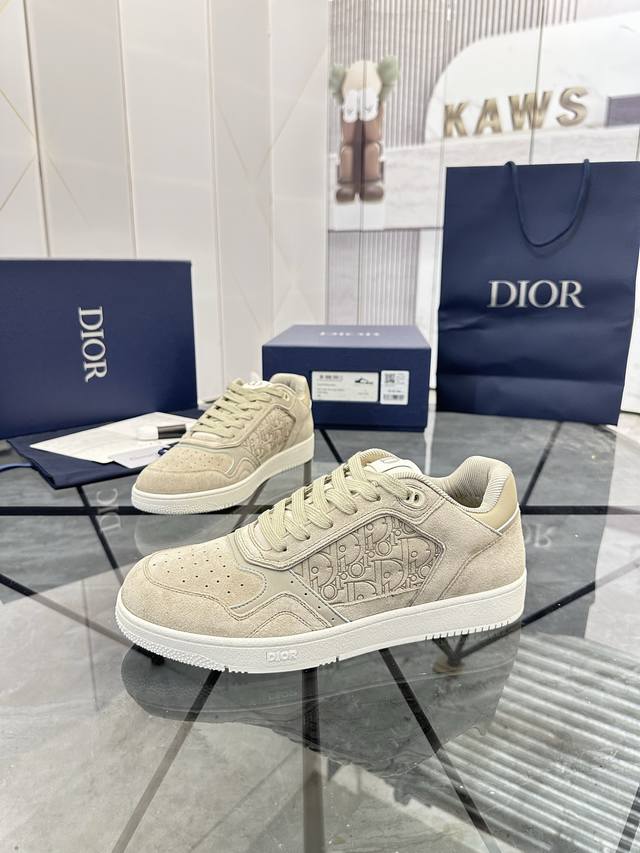 售 价: 商品商标： Dior * 迪奥* B27低帮休闲鞋 正码码数: 38-45 45.46订做 商品材料：鞋面进口头层压花磨砂皮，水染牛皮内里，原版大底。