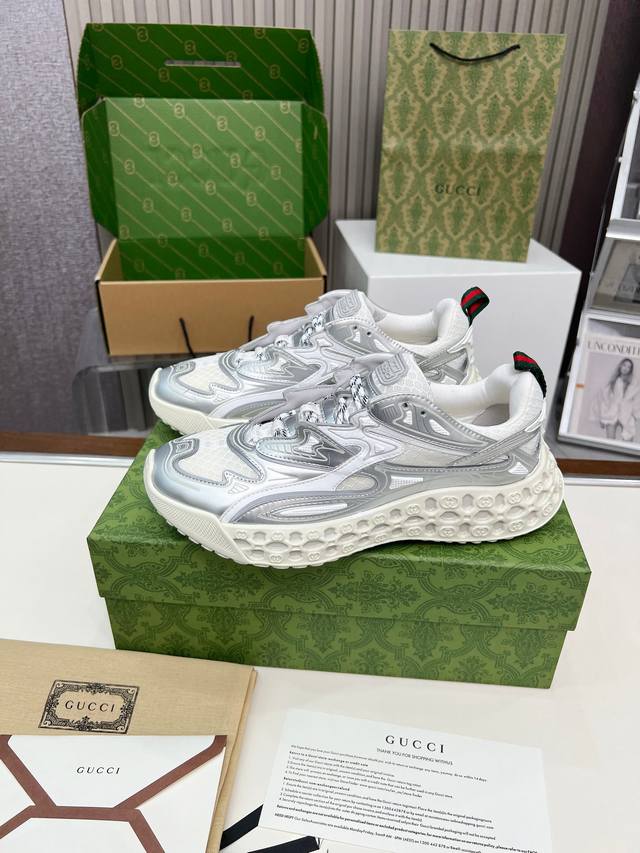 实价： Gucci 3D系列运动鞋直接炸场！银、灰、黑三色拿捏不同风格，银色未来感拉满，灰色低调藏细节，黑色经典永不出错。 鞋型设计自带潮流基因，搭配性拉满，不