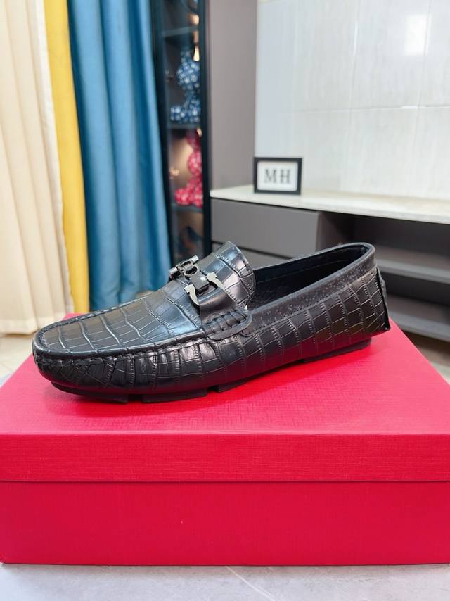 出厂价P 菲拉格慕 Ferragamo 新款高端品质架豆豆鞋上．风格华贵典雅，实用性和款式并重，我们异常关注质量和细节，鞋楦皮料，做工舒适度都毫不逊色，！材质：