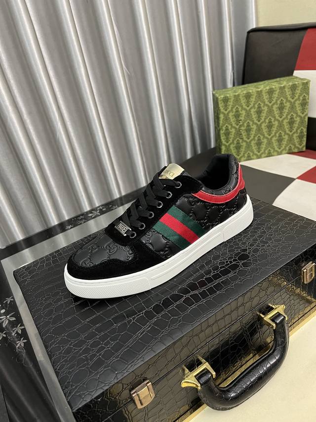 出厂价Pp： Gucci 古奇 男士最新小白鞋系列休闲便鞋！官网1：1打造。鞋面:采用进口牛皮，电绣搭配内里:采用优质头层猪皮柔软舒适。挑剔的选料精致的做工给您