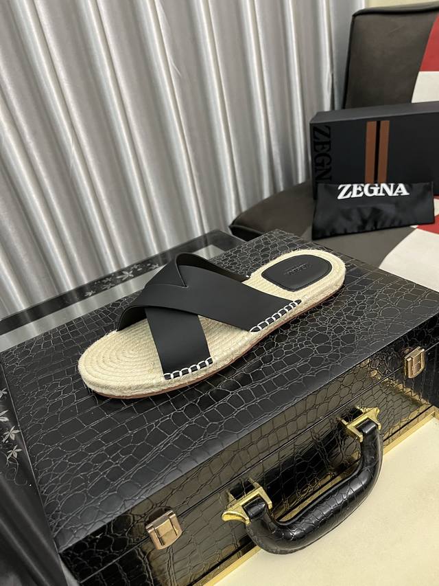 出厂价Pp： Hermes 爱马仕 男士拖鞋休闲款，专柜对比质量 鞋面头层石头纹，纹路清晰，彰显高端，上档次，穿着舒适，百搭。纯手工拉线，生胶透气大底，内里透气