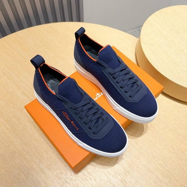 工厂P Santoni 圣东尼 这个意大利纯手工鞋履品牌的每一双鞋设计简洁经典，上脚非常舒适百搭！此款鞋面面料采用原版透气飞织制成，不打滑，不掉色！上脚轻便舒适
