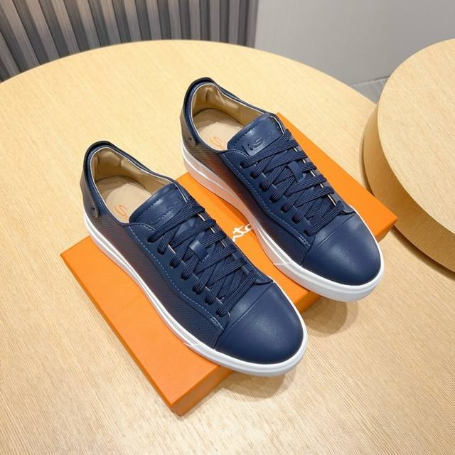 工厂P Santoni 圣东尼 这个意大利纯手工鞋履品牌的每一双鞋设计简洁经典，上脚非常舒适百搭！此款鞋面面料采用进囗小牛皮，从皮料反面顶起来会看到很清晰的毛孔