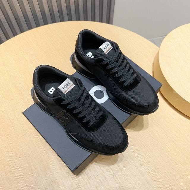 工厂P Boss 新款男仕运动鞋 知名运动品牌新款隆重上市 以奢华高端设计出货 鞋面选用原版透气飞织制成 羊皮垫脚 轻质橡胶大底。轻奢风格，鞋面透气不闷脚，简约