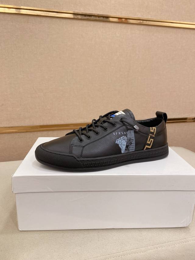 工厂P价 新款Versace 范思哲 鞋面进口头层牛皮内里进口羊皮内里 。原版大底开模，每一位男士的身份衬托，上脚大气稳重高端定制原版不管风吹雨打鞋楦不变，经得