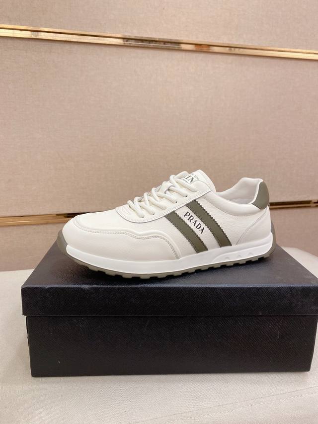 工厂P价 Prada～普拉达 潮流新款上市 官网同款 品质 原版搭配 精选头层小牛皮面料。舒适透气牛皮内里 做工精细 用料上层 100%纯牛皮打造 原版楦型 上