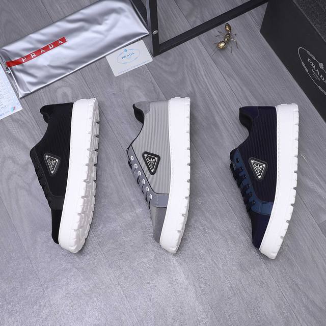 商品商标：Prada 普拉达 商务休闲男鞋 正码码数: 38-44 45定做不退换 商品材料：精选 牛皮拼接品牌条纹布匹透气鞋面 网内里 牛皮鞋垫 原版大底