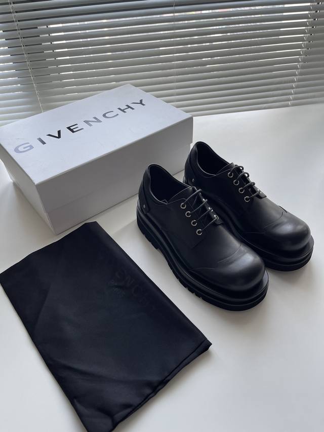 Given～Y 新款Terra 光滑牛皮革系带德比鞋后跟踝部周围环绕Logo皮革饰带，挺阔设计，圆头设计，鞋头拼皮设计，厚橡胶发泡底，鞋垫压印4G Logo，鞋