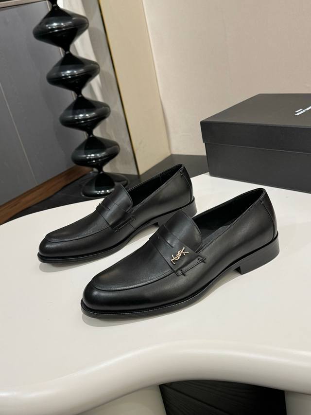 Ysl 圣罗兰～ 码数:39-44 38.4546定做 Ysl圣罗兰男士正装皮鞋，顶级复刻，面选用进口开边珠牛皮，搭配进口五金吊坠，水染牛皮透气内里，原版进口真