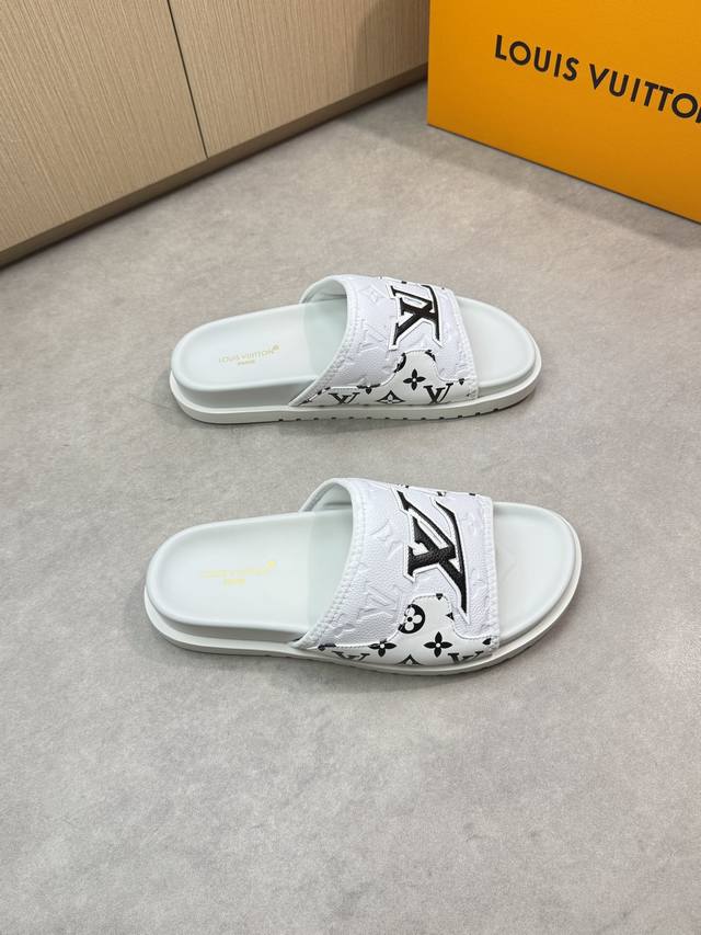 Louis Vuitton 路易威登 -高端品质 原单休闲凉拖鞋 -鞋面：荔纹小牛皮.空压品牌图腾、品牌图腾环保皮、车包边工艺、车缝品牌Logo图腾 -内里：环