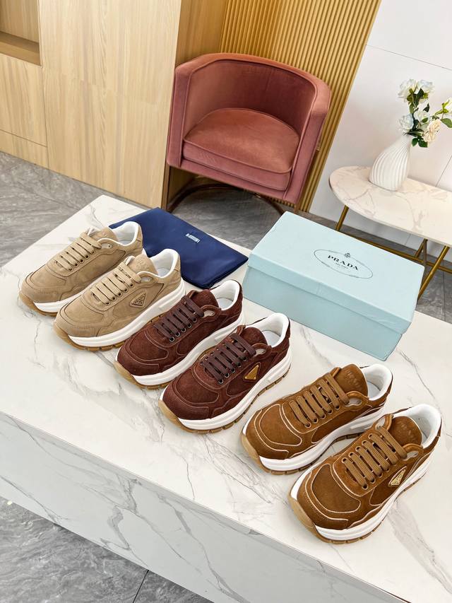 上新了 情侣款 Prada 普拉达 Ss 秋冬新款德训鞋 休闲鞋官 面料：鞋面进口麂皮 羊皮内里 大底吸模，抽真空 超轻耐磨 双色 防滑底， 码数：35-45
