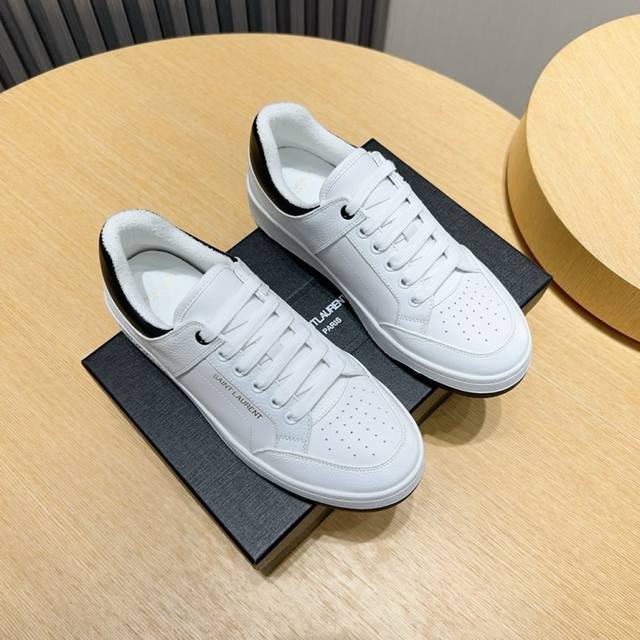 出厂价P Saint Laurent 圣罗兰 Sl61春夏最新爆款休闲系列 原版购入 ，新鲜血液注入加休闲复古的设计，超好看百搭，鞋面采用牛皮冲孔拼接组合，侧面
