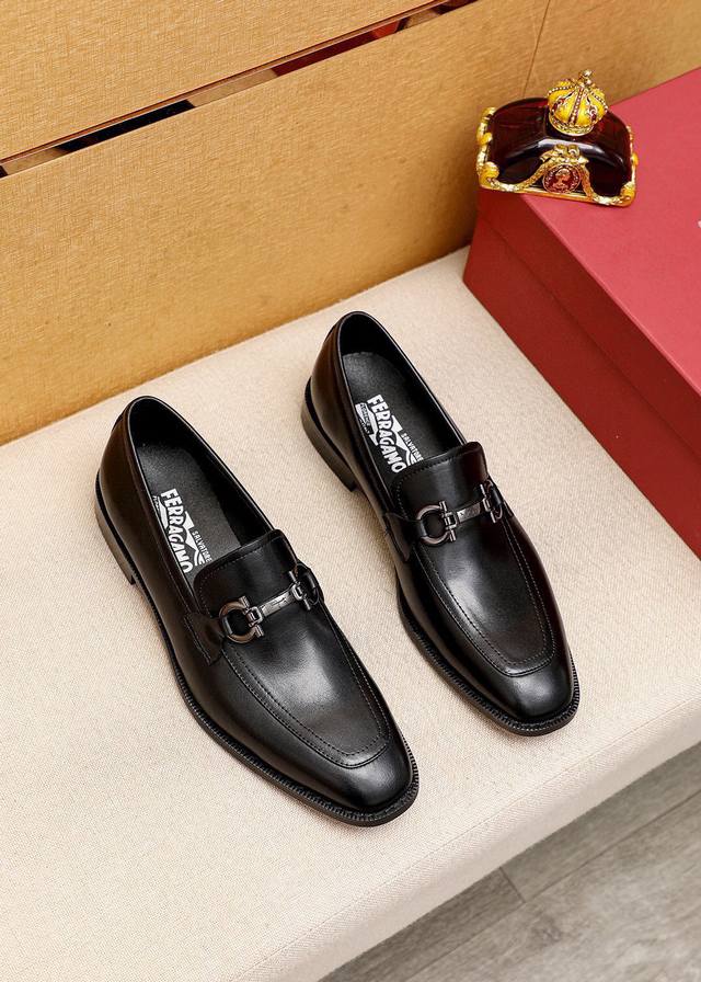 商品商标：Ferragamo 菲拉格慕 休闲皮鞋 正码码数: 39-44 38.45.46订制 商品材料：精选 进口小牛皮鞋面+奢华五金扣，进口羊皮内里。强烈立