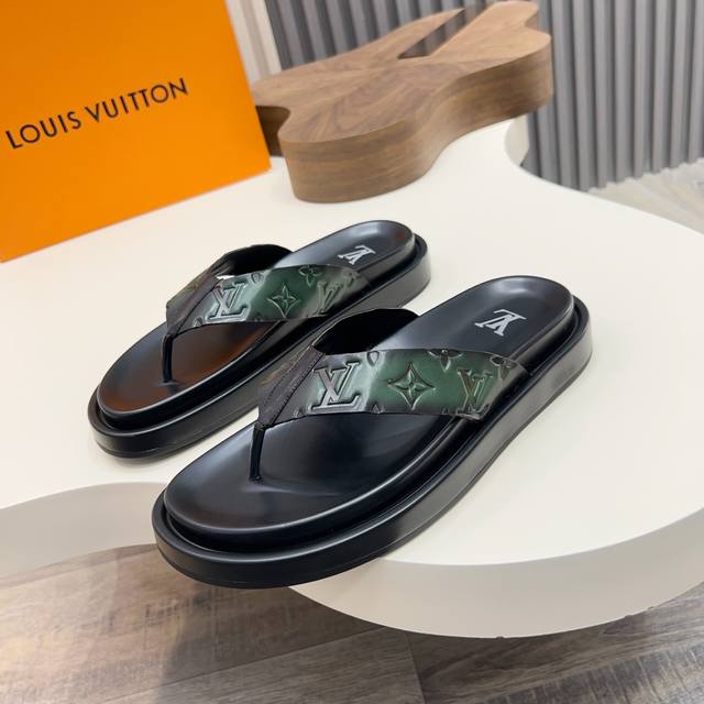 L 牌奢品男士拖鞋，1:1高端品质，纯手工制作 头层牛皮材质，休闲阳光宽松舒适型，最高版本高品质精品，百经典款，夏季必入哦！绿色 元 Size：39-44 45