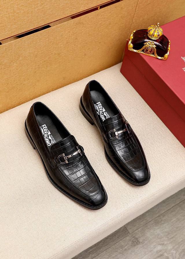 调工厂P价 男装男鞋 运动原单 商品商标：Ferragamo 菲拉格慕 休闲皮鞋 正码码数: 39-44 38.45.46订制 商品材料：精选 进口小牛皮压花鞋