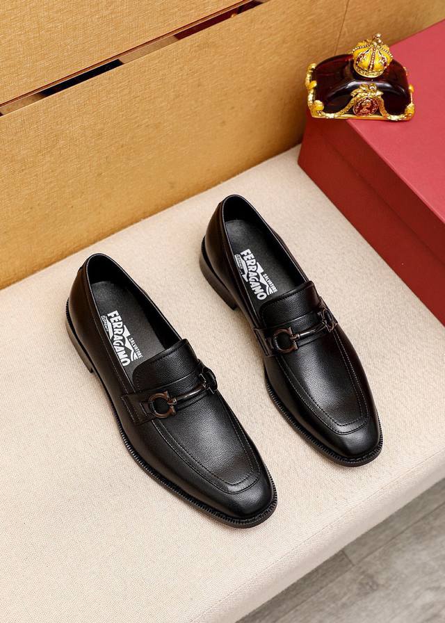 调工厂P价 男装男鞋 运动原单 商品商标：Ferragamo 菲拉格慕 休闲皮鞋 正码码数: 39-44 38.45.46订制 商品材料：精选 进口荔枝纹小牛皮