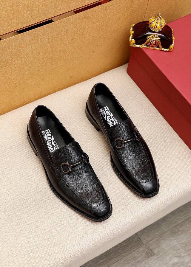 调工厂P价 男装男鞋 运动原单 商品商标：Ferragamo 菲拉格慕 休闲皮鞋 正码码数: 39-44 38.45.46订制 商品材料：精选 进口十字纹小牛皮