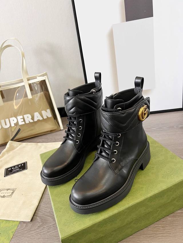 出厂价Pp： 女装女鞋 运动原单秋冬Gucci双G踝靴原版开模 全油边和金属链条细节，后面有提拉带，方便穿脱，两侧松紧设计 高级感十足 面料：牛皮 内里 垫脚：
