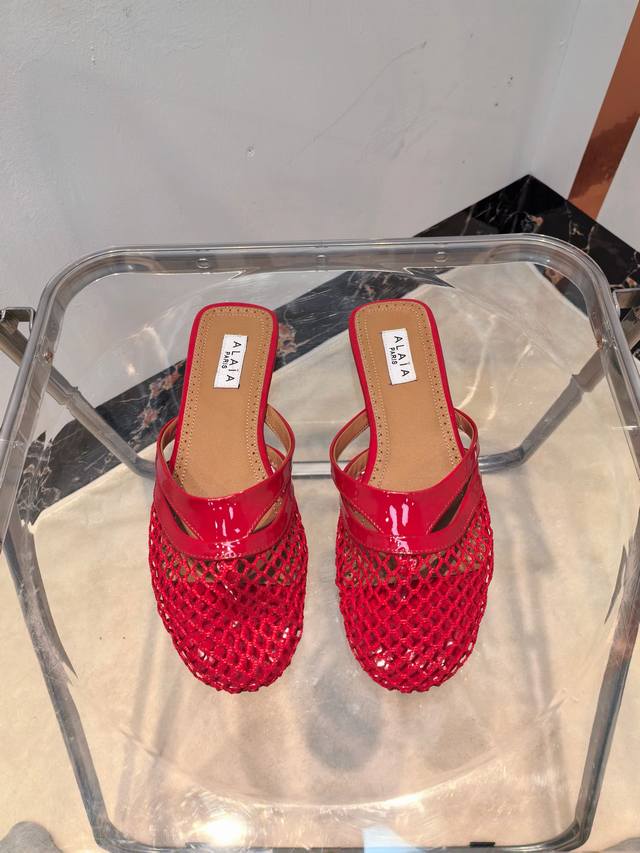 工厂P价 女装女鞋 运动原单 2630Alaia 新款网面夹脚拖鞋 面料:原版定制漆皮+定制网布 内里:定制羊皮 垫脚:定制羊皮 大底:原版开模橡胶大底 码数: