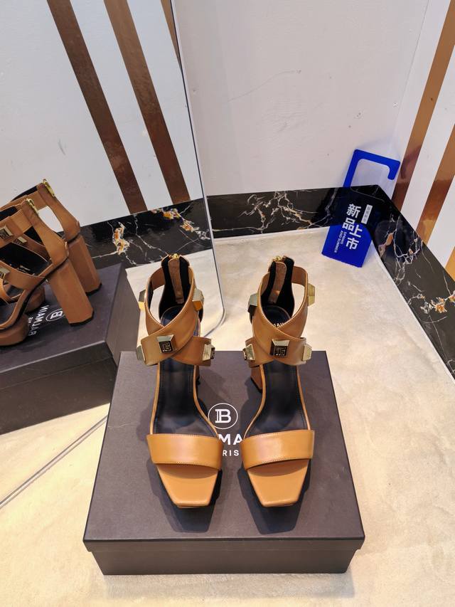 工厂P价 女装女鞋 运动原单 ，* 巴尔曼秋冬2025最新款走秀防水台时装高跟凉鞋 品牌巴尔曼由法国时装设计师 皮埃尔.巴尔曼 先生创立于1945年的老牌定制时