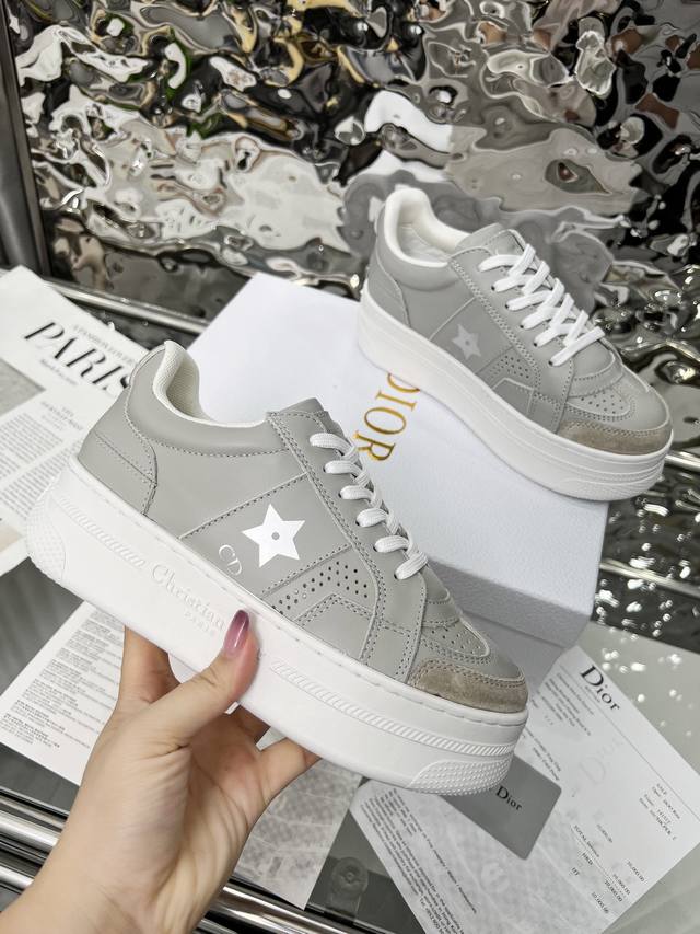 工厂P价 女装女鞋 运动原单 2025迪家官网同步更新，这款 Dior Star运动鞋以时髦风格丰富经典系列。采用灰色牛皮革精心制作，正面饰以同色调绒面牛皮革镶