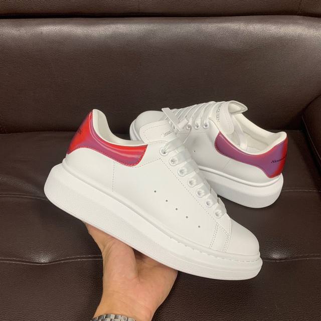 专业麦昆工厂P Alexander Mcqueen 亚力山大麦昆 优势高端货源 充正级别 非市面中上版本 请代理仔细Pk细节 以免误导版本， 年完成最新一轮细节