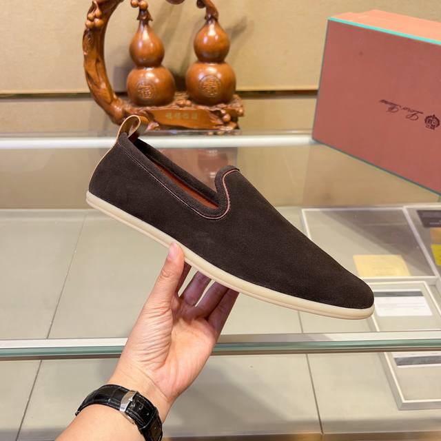 实价： Loro Piana 新款莫卡辛鞋采用华丽柔软的小牛皮精心制作而成搭配橡胶鞋底，经典之作。繁复的匠艺工序、精心考究的结构，令鞋款轻盈而柔软，让您行走舒适
