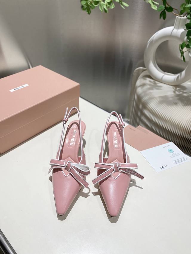 出厂价P Miumiu2025新款后空凉鞋系列时尚洋气 夏日清凉标配，面料材质 .羊皮+蝴蝶结元素搭配，垫脚羊皮里 意大利进口真皮大底 码数: 34-41 34
