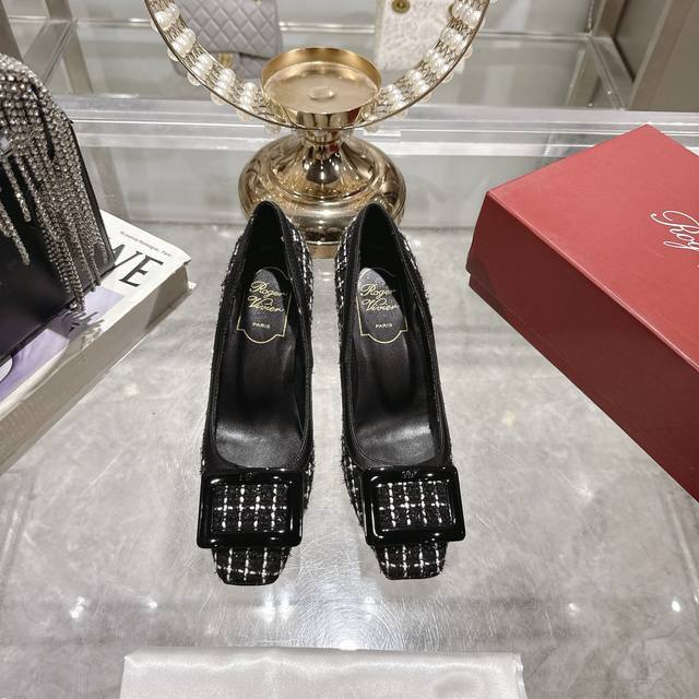 出厂 顶级版本 Rv女鞋鞋Trompett中跟粗跟方扣方头拼色单鞋女鞋. 本款单鞋百搭舒适.搭配金属方扣. 经典而不失创新. 倾斜的鞋跟为Trmpette增添无