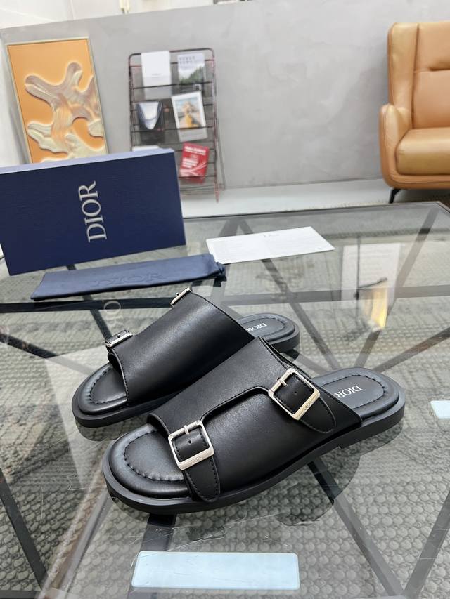 D 顶级代购 迪 炸街男神拖鞋专柜新品同步，鞋面意大利进口牛皮面料，高品质拼接工艺品，鞋底：原厂特供原版底，独家活动成型底超级舒适，原厂跟单货，高品质，可随意进