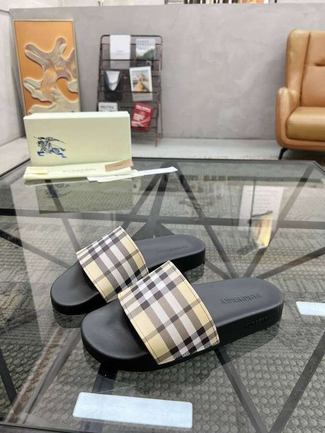 B 顶级代购 巴 炸街情侣款春夏拖鞋新品专柜同步，鞋面意大利进口标志胶片面料，高品质拼接工艺，鞋底：原厂特供原版底，独家活动成型底超级舒适，原厂跟单货，高品质，