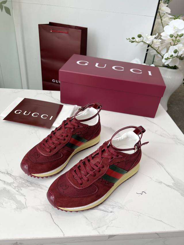 实价： 当经典工艺邂逅慵懒时髦，这双Gucci女士休闲鞋便是你衣橱的焕新答案！采用柔软小牛皮与透气织物打造鞋身，每一步都如云朵般轻盈贴合，意大利匠心剪裁释放双足