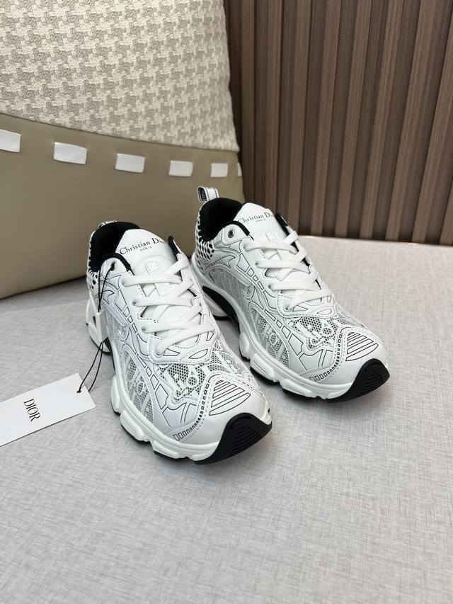 出厂价Pp Dior迪奥Chrono系列 休闲 运动鞋 老爹鞋 这款 Dior Chrono 运动鞋是 秋季成衣系列新品，以 Dior 的高订风格重新演绎跑步鞋
