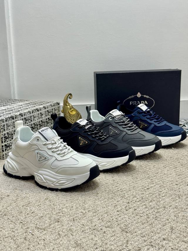 Prada* 高端精品 普拉达~ P 家高品质原单牛货精品！经典升级版本，简洁大方打造绅士休闲城市风格，鞋面牛皮拼接Logo工艺，网布透气内里，弹力橡胶抽真空大