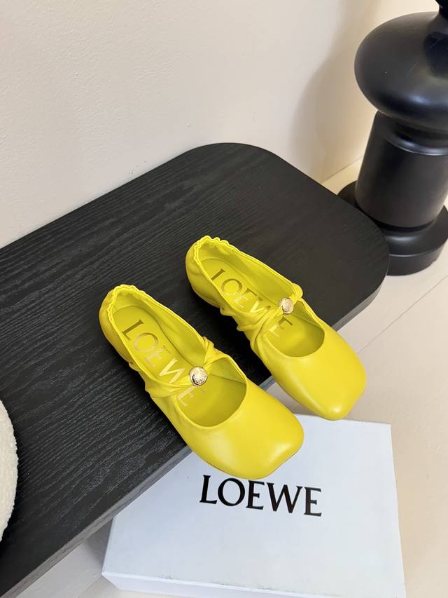 顶级版本 罗意威Loewe 火爆新款 配合整体原版楦型，时尚而个性好穿 颜色超赞 面料：头层软羊皮 内里：水染羊皮 垫脚：水染羊皮 大底：原版压纹防滑底 包装：