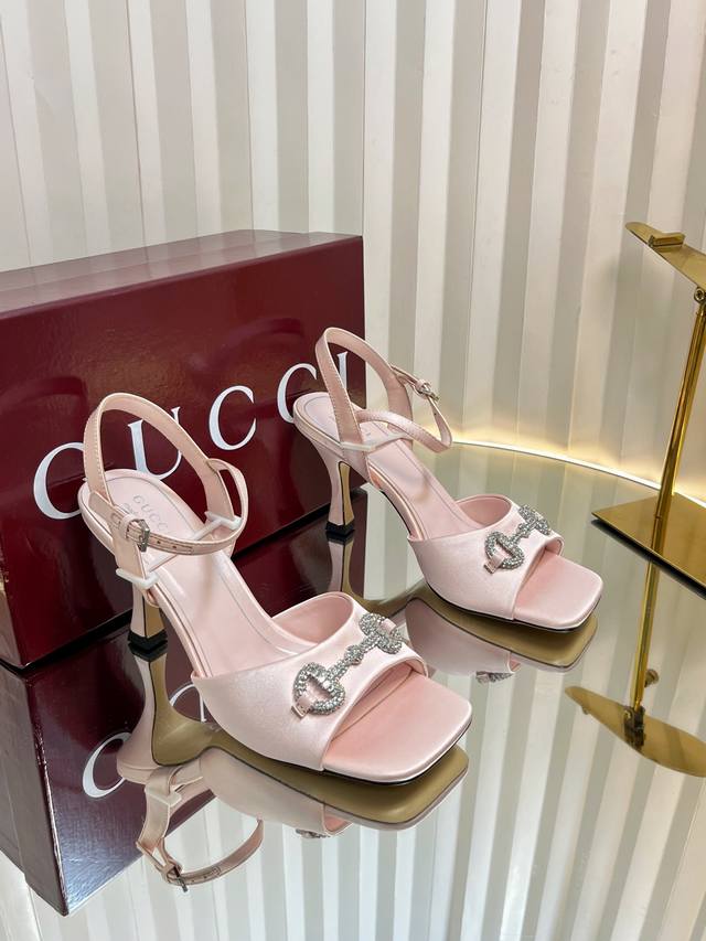 Gucci 高品质凉鞋 糖果色Gg精品水晶镶嵌钻石马衔扣真丝凉鞋顶级代购品质！原版1:1复刻，毎个细节皆经过精心打磨细腻制作.可与Zg对比如一，无二品质！ 别出