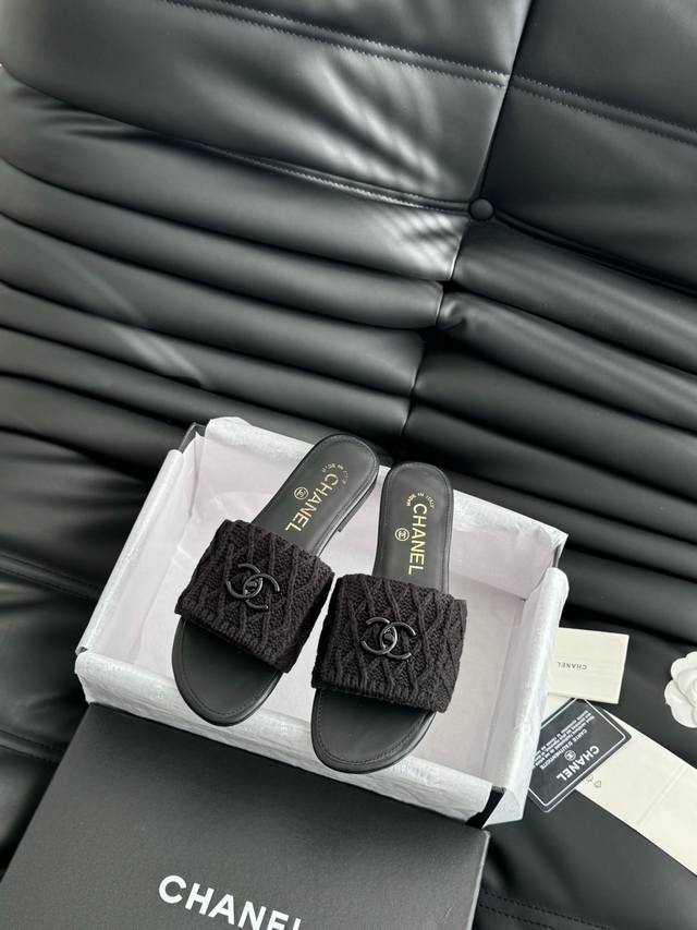 直销 Chanel 25C新款书包扣拖鞋 回归的经典书包扣设计 特别Vintage 复古味十足 乐福鞋也长到了审美上 鞋面牛皮 内里羊皮 原版大底 Size:3