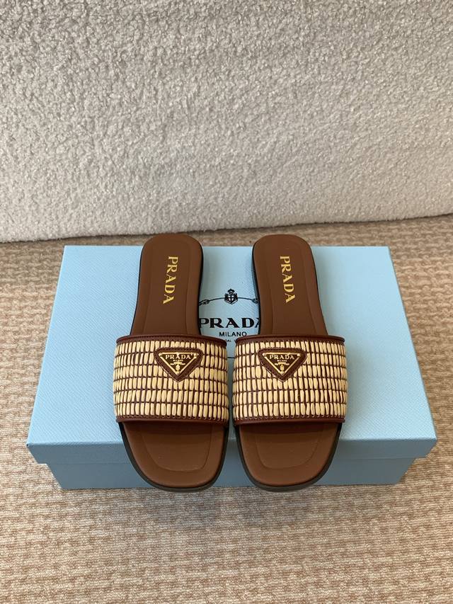 直销 P直销Prada 25Ss 新款春夏 普拉达编制拖鞋 现代风格的线条和原始的建筑体量定义了这些具有复杂魅力 P直销Prada三角形的标志性几何形状为鞋跟设