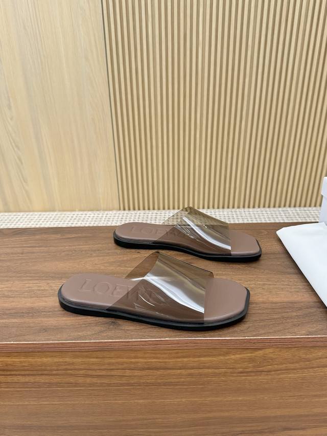 直销 Loewe 罗意威 25Ss 春夏新品 拖鞋 疯狂种草简约设计感觉更干净优雅 让你念念不忘 颜色也很耐看漂亮，上脚瞬间气质十足气场，简直无敌帅气有型 鞋面