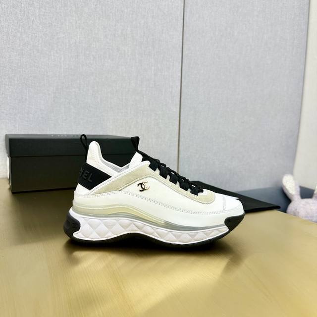 直销 女鞋 女装 顶级版本 Chanel香奈儿 专柜顶级休闲款运动鞋 这款经典设计；鞋面多种工艺电绣的风格；大底却时尚运动；不平凡的拥入了多种配色元素 多元化混
