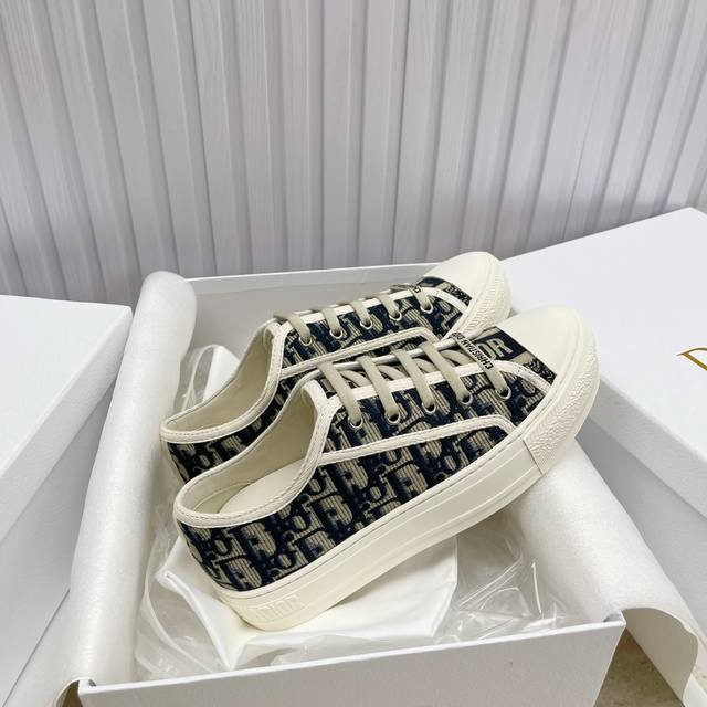 直销 女鞋工厂P 现货高品质 Dior 迪奥 平底运动鞋采用全刺绣标志性图案市场顶级品质国外专柜爆款非市场普通仿版面料采用意大利进口布料刺绣鞋面，原版模具注胶L