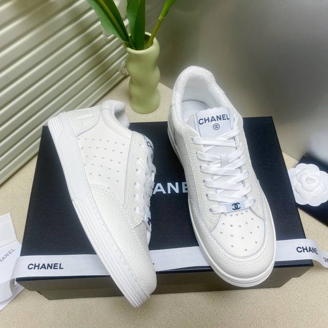 直销 女鞋 女装 Chanel~~香奈儿 年最新款熊猫鞋滑板鞋运动鞋、断货大王 专柜哪哪都断货有钱都很难预定到 小清新拼接风格，真的超超超好看 小红书，网红主播