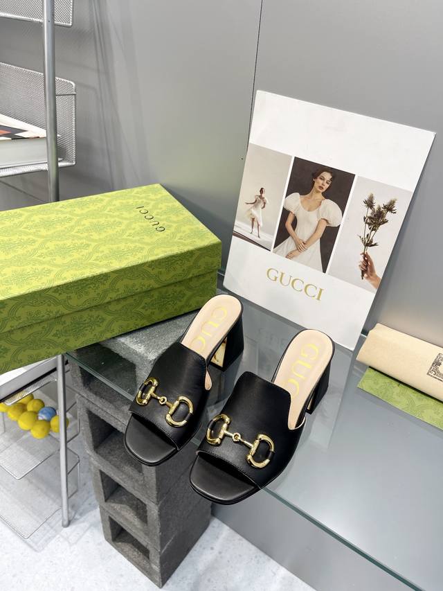 直销 Gucci 早春马衔扣新款粗跟复古鞋 网红爆款凉鞋 超级百搭时尚单品。原版1:1定制。值得一提的是包装，今年G家的包装真的高大上，原版包装献上。 材料:原