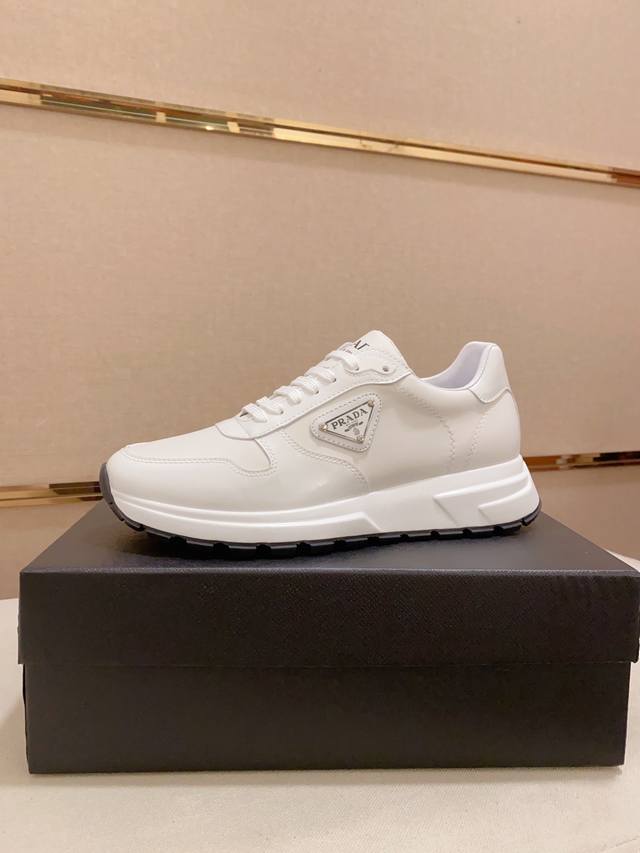 Prada～普拉达 潮流新款上市 官网同款 专柜品质 原版搭配 精选头层牛皮面料。舒适透气羊皮内里 做工精细 用料上层 100%纯牛皮打造 原版楦型 上脚舒适