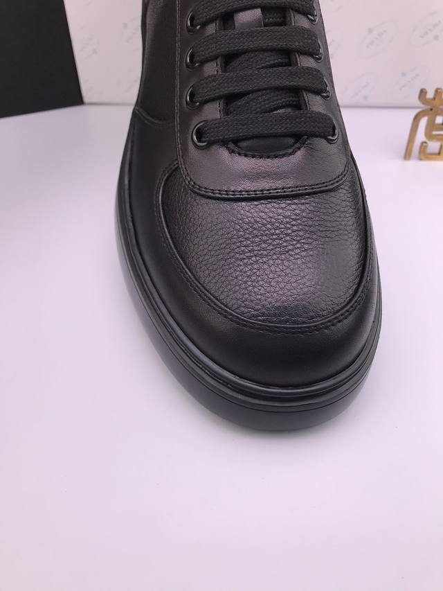 Prad* 细纹纳帕牛皮 粗纹鹿皮 高档休闲鞋 进口纳帕 精头层牛皮 肌理细腻 粗纹鹿皮 纹理浑厚 色泽 质感一流 超软超舒适 优质羊皮内里 亲肤柔软 Eva底