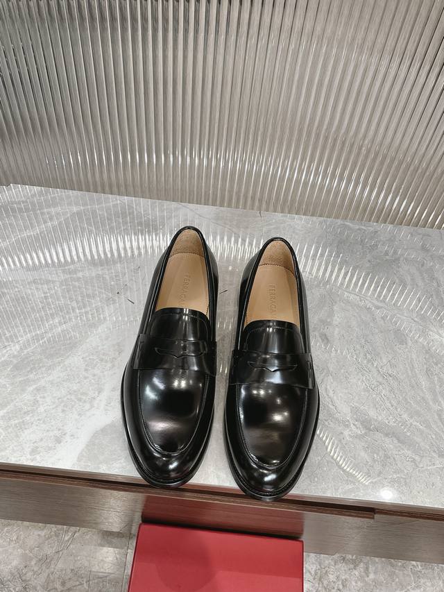 菲拉格慕Ferragamo男士精品皮鞋，这款男士乐福鞋型优雅，细节华丽，彰显端庄考究风范，适合伴您出席鸡尾酒会。面料采用进口亮面牛皮，呈现令人惊艳的质感，内里本