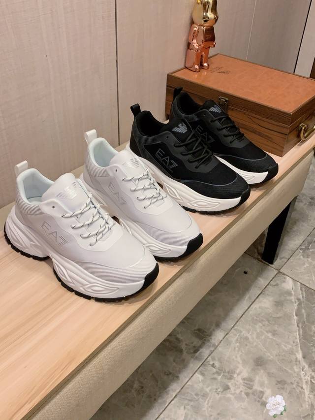 新款: 厂价 阿玛尼Armani* 最新爆款休闲鞋，顶端品牌 奢侈～代购，顶级～质量。 鞋面選用进口透气织网搭配材质透气羊皮垫脚 精细做工。原版个性时尚柔软橡膠