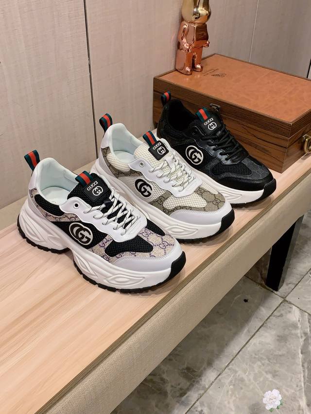 新款: 厂价 古奇Gucci* 最新爆款休闲鞋，顶端品牌 奢侈～代购，顶级～质量。 鞋面選用进口透气牛皮搭配材质透气羊皮垫脚 精细做工。原版个性时尚柔软橡膠耐磨